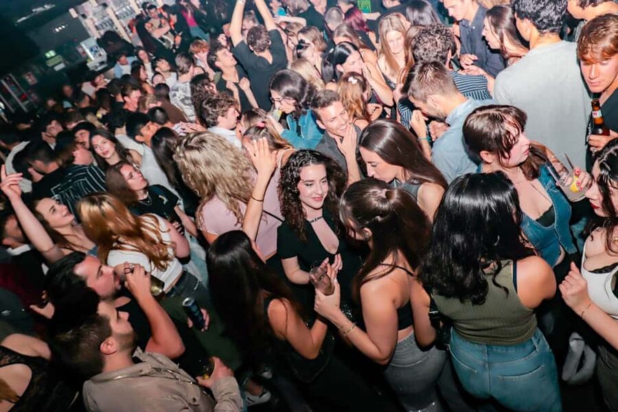 Madrid: Top Pub Crawl with Drinks and Free Nightclub Entry - A 5-hour Madrid Pub Crawl Built for Easy Socializing