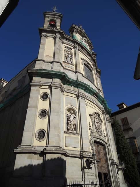 Madrid: Tour of the Historic City Center - Royal Palace area and Almudena Cathedral: power meets faith