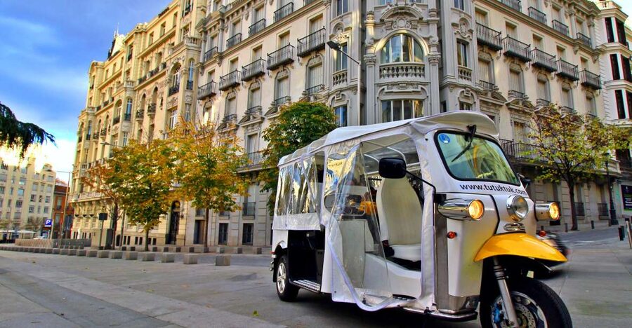Madrid: Traditional Tour wh Private guide in yellow Tuk Tuk - Meeting at Plaza Isabel II: the easy launch point