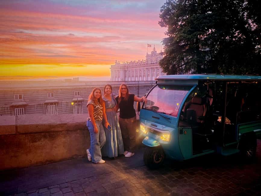 Madrid: Tuk Tuk Tour of the Historic Heart and Gran Vía. 1h 15min - The comfort package: water, charging, Wi‑Fi, and kid seating