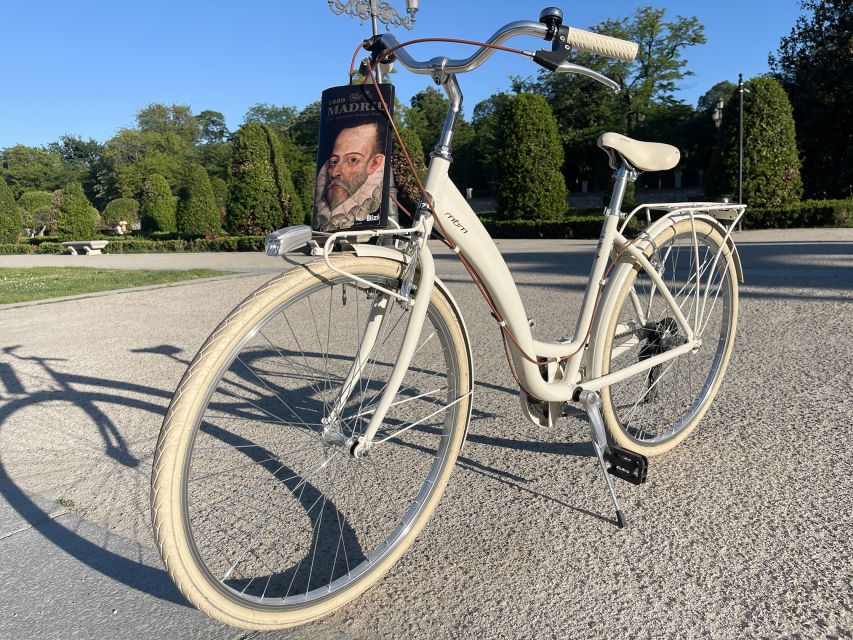Madrid: Vintage Bike Rental with Tourist Map - La Latina: Short Stop, Big Character