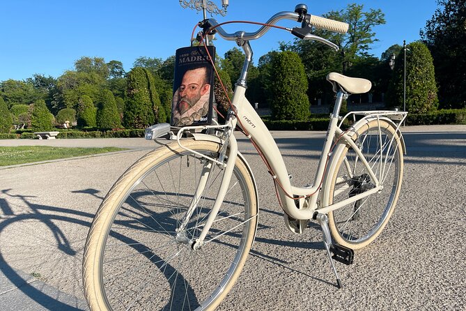 Madrid : Vintage Bikes Rentals with Old Map - Guide Support from Adrián (and the Company Mascot, Pixel)