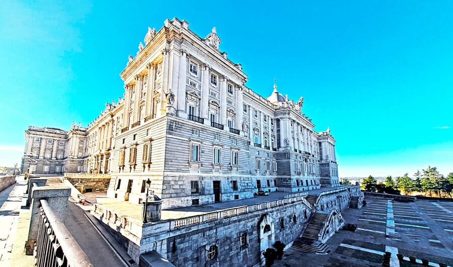 Madrid: VIP Prado Museum & city highlights with Hotel pickup - Catedral inside, Royal Palace outside and gardens: big architecture in a short time