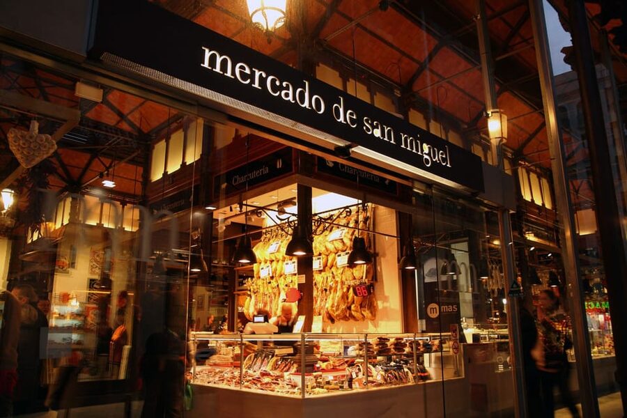 Madrid: VIP Prado Museum & city highlights with Hotel pickup - Plaza Mayor: the grand finish with tavern atmosphere