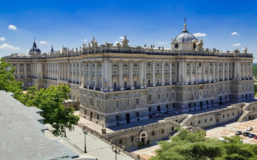 Madrid: VIP Prado Museum & city highlights with Hotel pickup - Hotel pickup and the car-to-walk rhythm in central Madrid