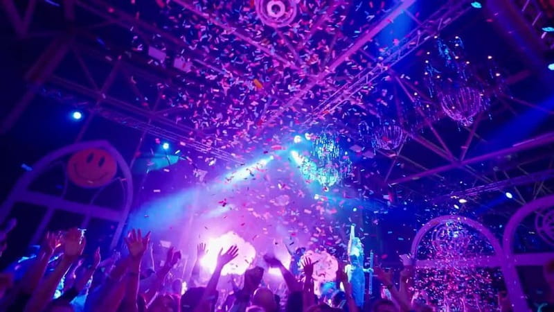 Madrid: WAH Show - Music, Dining & Party Experience - The Food Hall strategy: how to eat without ruining the show