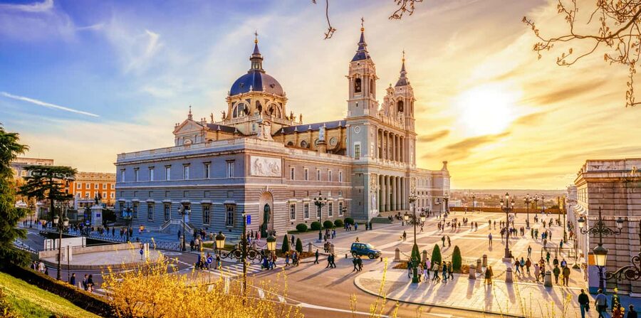 Madrid: Walking tour of Barrio de las Letras and Madrid de los Austrias - Plaza de Santa Ana: a square stop that works for people-watching