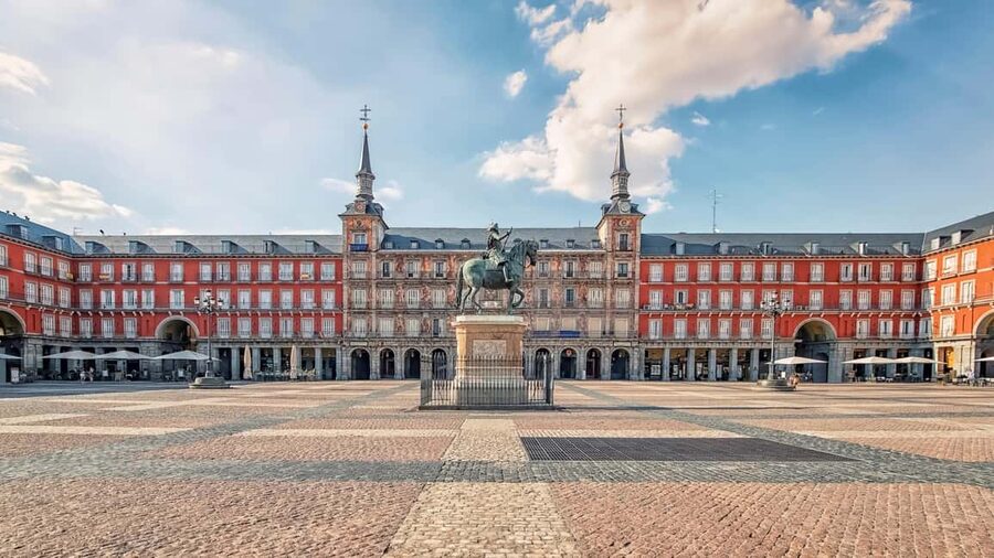 Madrid: Walking tour of Barrio de las Letras and Madrid de los Austrias - Puerta del Sol: where the walk turns into classic Madrid