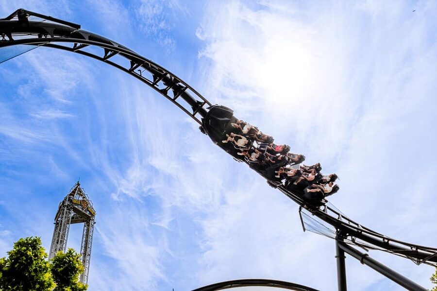 Madrid: Warner Park Entry Ticket - Rides and shows: Crazy Police Academy and the seasonal vibe
