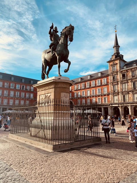 Madrid: Welcome to Madrid Guided Walking Tour in English - Royal Palace area to Almudena Cathedral: two styles, one power shift