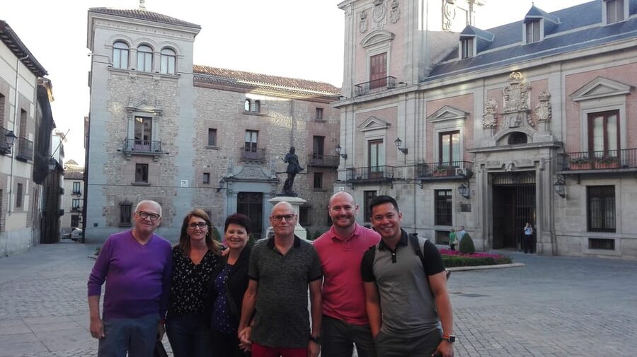 Madrid: Wine & Tapas Lunch tour - Stepping into Madrid’s old-quarter lunch mood