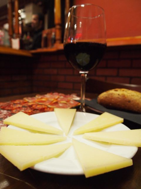 Madrid: Wine & Tapas Lunch tour - Plaza de Isabel II: the easiest possible start