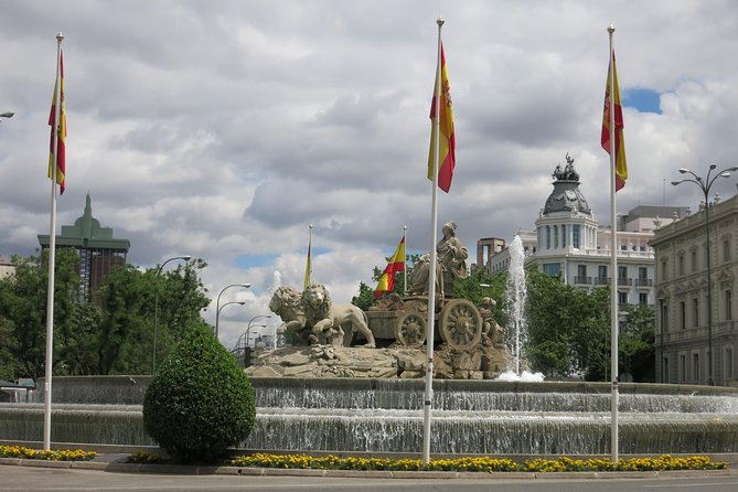 Panoramic Private Tour Madrid with hotel pick up - Neptune Fountain in Plaza de Cánovas del Castillo: A Neoclassical Snapshot