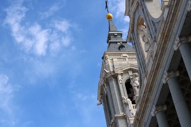 Premium Tour Royal Palace of Madrid : expert guide + no normal queue - Guide style, language, and how you’ll experience it day-of