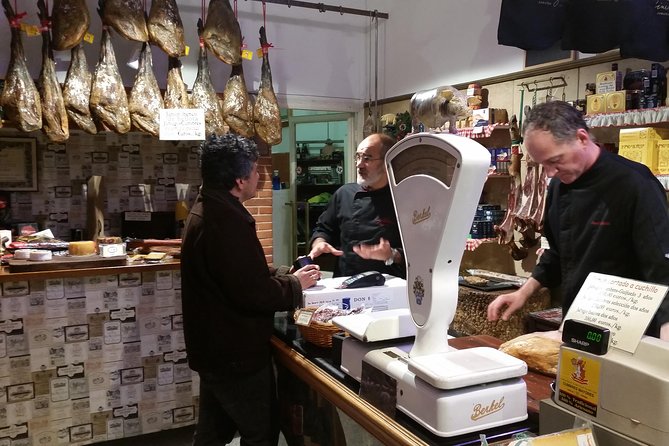 Private Food, Tapas & Wine Tour of Madrid with Customizable Menu All Included - Why Madrid’s old quarters work so well for this kind of tour
