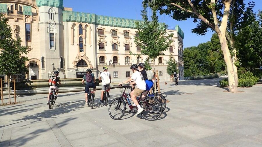 Private Madrid Bike Tour | Exclusive Guided Tour | From 30€ - Retiro Park Photo Stop: Why This Break Makes the Whole Tour Better