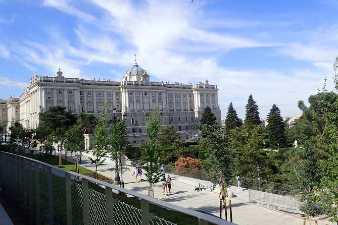Private Madrid City Tour | Regular Bike/E-Bike | Groups from 32€ - Stop 1: Lavapiés street culture and the Manzanares River ride