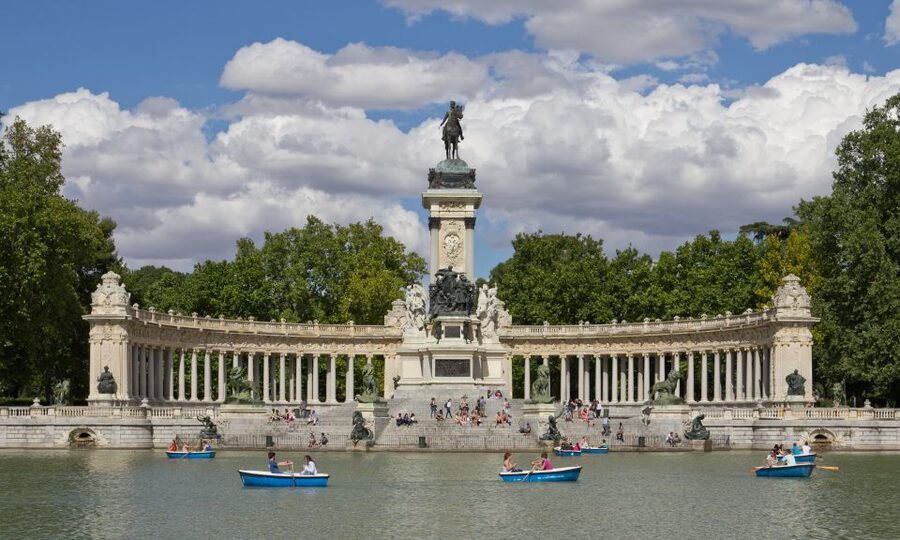 Private Madrid Highlights Walking Tour - Gran Vía and the Metropolis Building: Madrid in grand scale