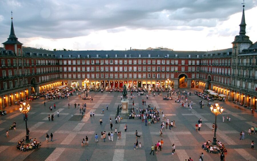 Private Madrid Highlights Walking Tour - Puerta de Alcalá and the walk toward Parque del Retiro