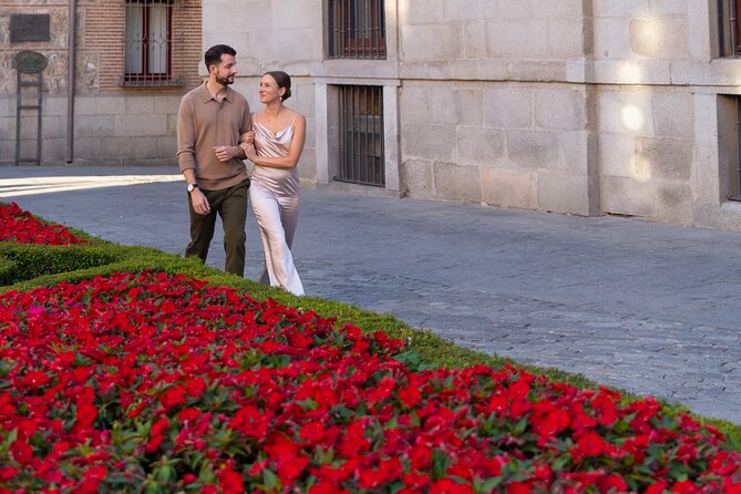 Private Photo Session Tour for Couples in Madrid - Mercado San Miguel: close-up couple shots with food-market atmosphere