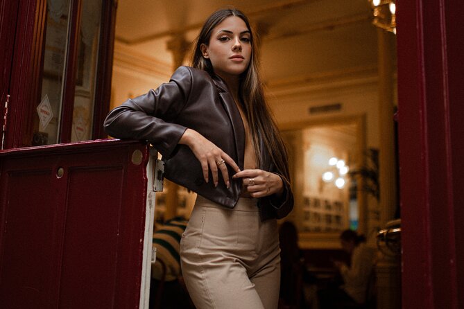 Private Photographic Session by Puntos de Madrid - Plaza Mayor and the Royal Palace Area: Classic Madrid Drama