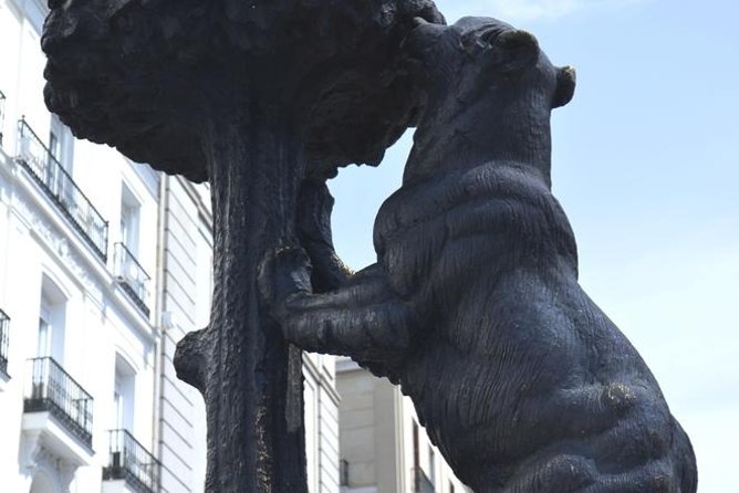 Private Tour: Madrid Walking Tour of Los Austrias - Royal Palace area: seeing the seat of power from the outside