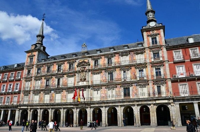 Private Walking Tour: Madrid Old Town & Stunning City Views - Royal Palace area: power at full scale (and why tickets matter)