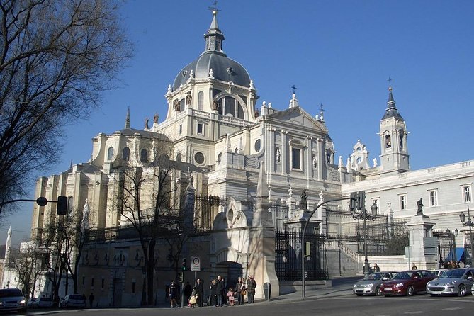 Private walking tour Madrid: Secrets and must - Getting started: hotel pickup and the SolCentro meet-up