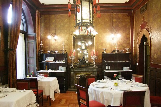 Private walking Tour: The oldest taverns of Madrid - Petit Palace Posada del Peine (1610): inns vs taverns, explained