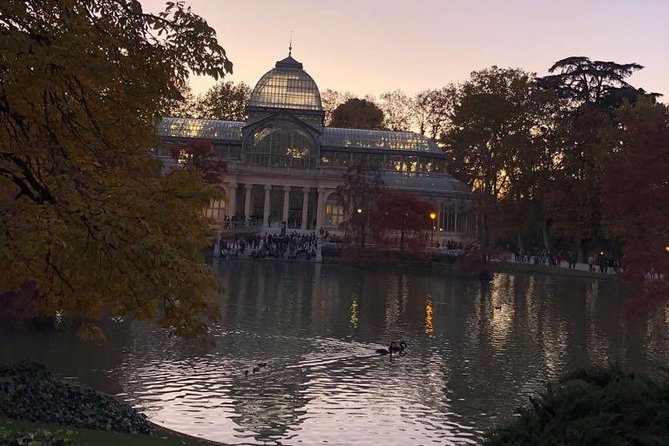 Retiro Park bike tour- Get transported to the XVI century - Crowds and bike handling: what to expect on a pedestrian-heavy route