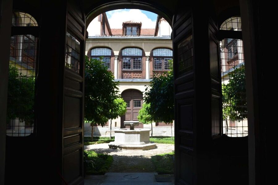 Royal Monastery of the Barefoot nuns: Guided Tour + Tickets - The official guide’s job: turning wall art into context