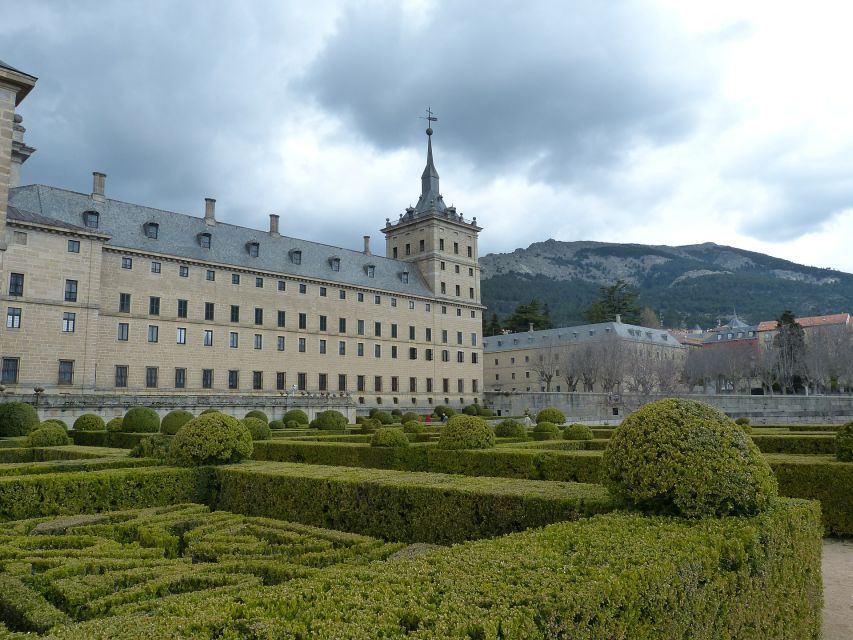 San Lorenzo de El Escorial: Monastery and Site Guided Tour - The basilica and pantheon: where faith and monarchy share space