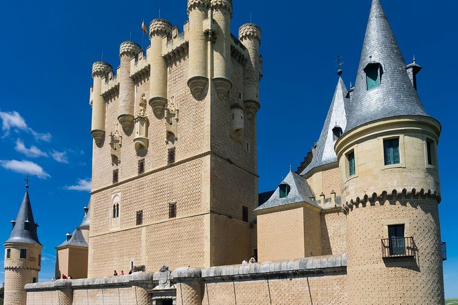 Segovia and Spanish Versailles Full-Day Tour with Wine Tasting - Stop 3: Casa de los Picos—5 minutes for a recognizable facade