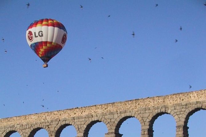 Segovia from the Skies: Sunrise Balloon Ride - Inside the basket: what the hour feels like