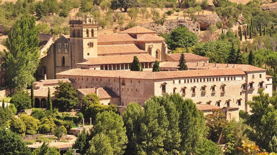 Segovia: guided route on an electric bicycle (ebike) - Into the Jewish Quarter: Arco del Socorro to San Esteban’s tower
