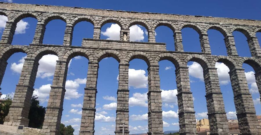 Segovia: Guided Walking Tour with Alcázar Entry - Getting your bearings at the Plaza del Azoguejo and the Roman Aqueduct