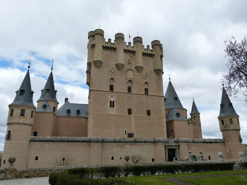 Segovia: Guided Walking Tour with Alcázar Entry - Logistics that matter: where to meet and how to stay on track