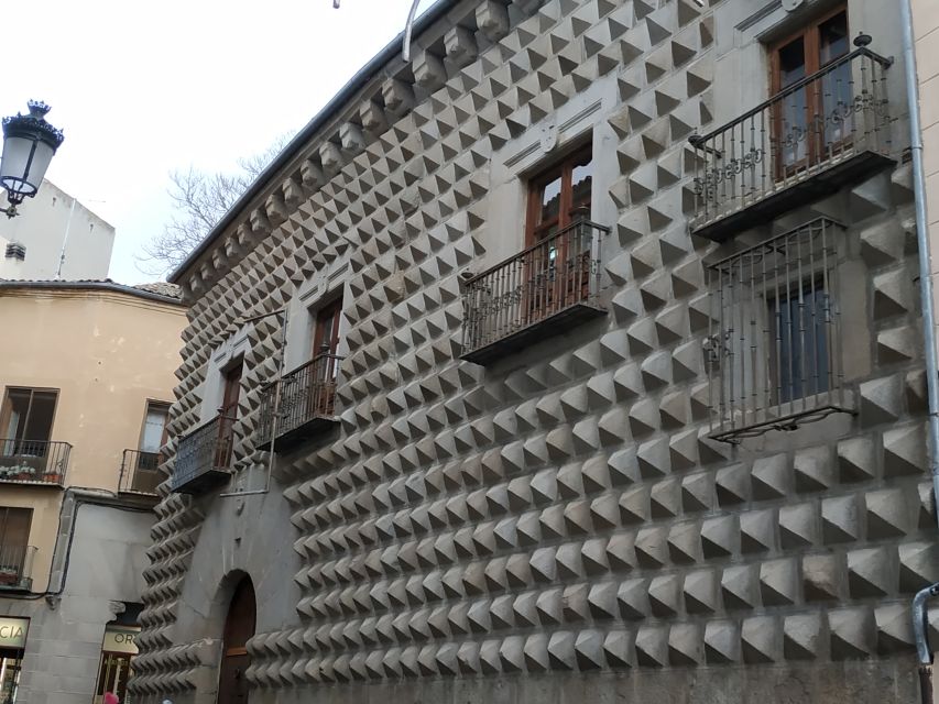 Segovia: Guided Walking Tour with Cathedral & Alcázar Entry - Roman Aqueduct: The Sight Everyone Talks About, Explained On Foot