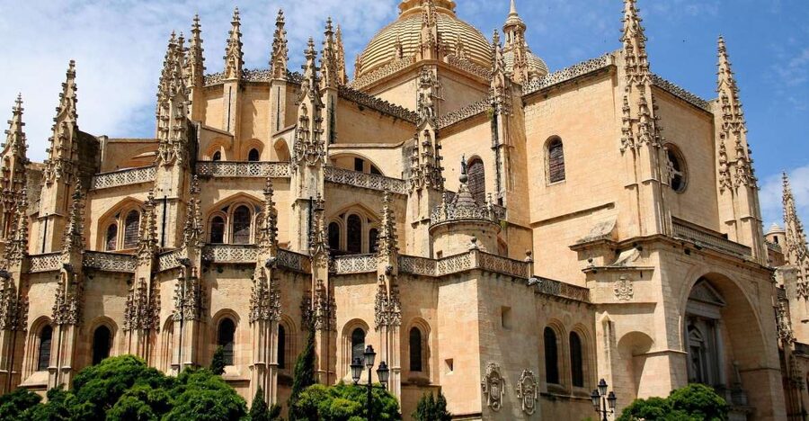 Segovia: Guided Walking Tour with Cathedral & Alcázar Entry - Plaza Mayor and the Segovia Cathedral: What Guided Access Changes
