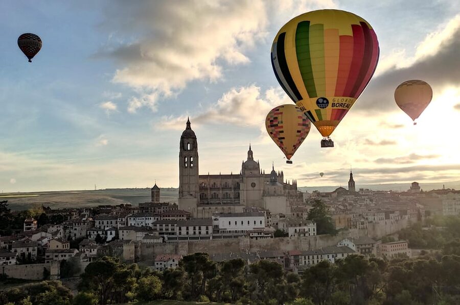 Segovia: Private Balloon Ride for 2 with Cava and Breakfast - Meeting point near the General Hospital and what to wear at dawn
