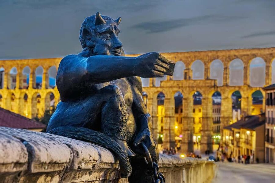 Segovia's Legends and Mysteries Tour in Spanish - Alcázar de Segovia and the royal story thread