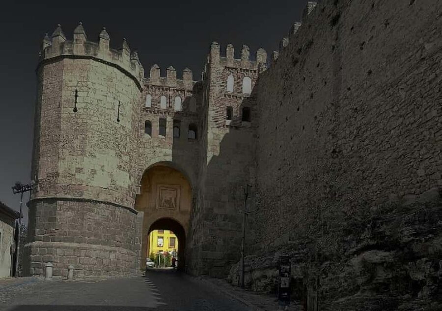 Segovia's Legends and Mysteries Tour in Spanish - Start at Daoiz y Velarde, right by the Alcázar