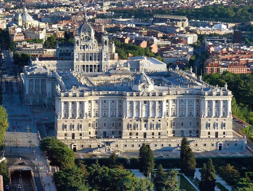 The Most Complete Tour of Madrid: Austrias, Cathedral, Palace - Local Guides - Meeting at Puerta del Sol and finding the multicolor umbrella