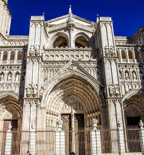 Toledo Cathedral Guided Tour in Spanish - Inside the cathedral: illuminated cloister and light through huge arches