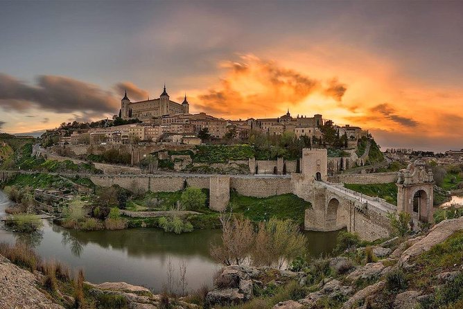 Toledo Half Day Tour with Cathedral, St Tome Church & Synagoge - Bilingual narration: useful for many, tricky for language purists