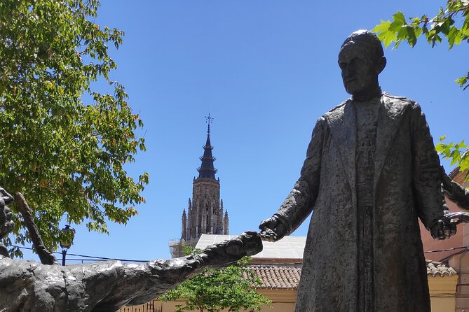 Toledo Half-Day Tour with St Tome Church & Synagoge from Madrid - The guided walk: bilingual narration, audio units, and how to cope with crowds