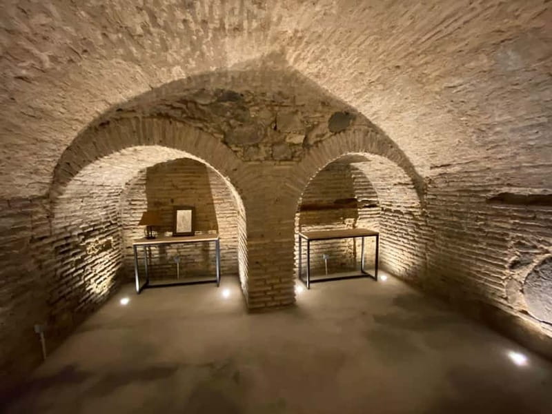 Toledo Mágico, the original night tour: mystery, curiosities, and secrets. - What to Bring for a Night Walk in Toledo