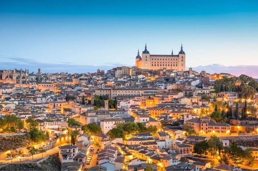 Toledo : Private Walking Tour with a Pro guide - Murallas de Toledo: walls that set the tone