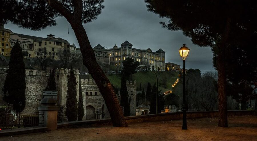 Toledo: Una Mágica noche Toledana - Convents after dark: the quiet that makes crosses feel real