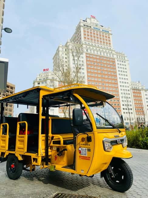 Tour en Tuk Tuk por lo mejor de Madrid - Meeting point and timing: start where the logo is